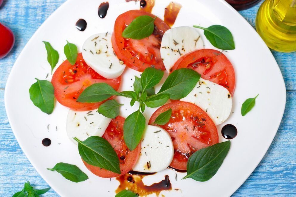 cà chua với pho mát và các loại thảo mộc cho chế độ ăn Địa Trung Hải