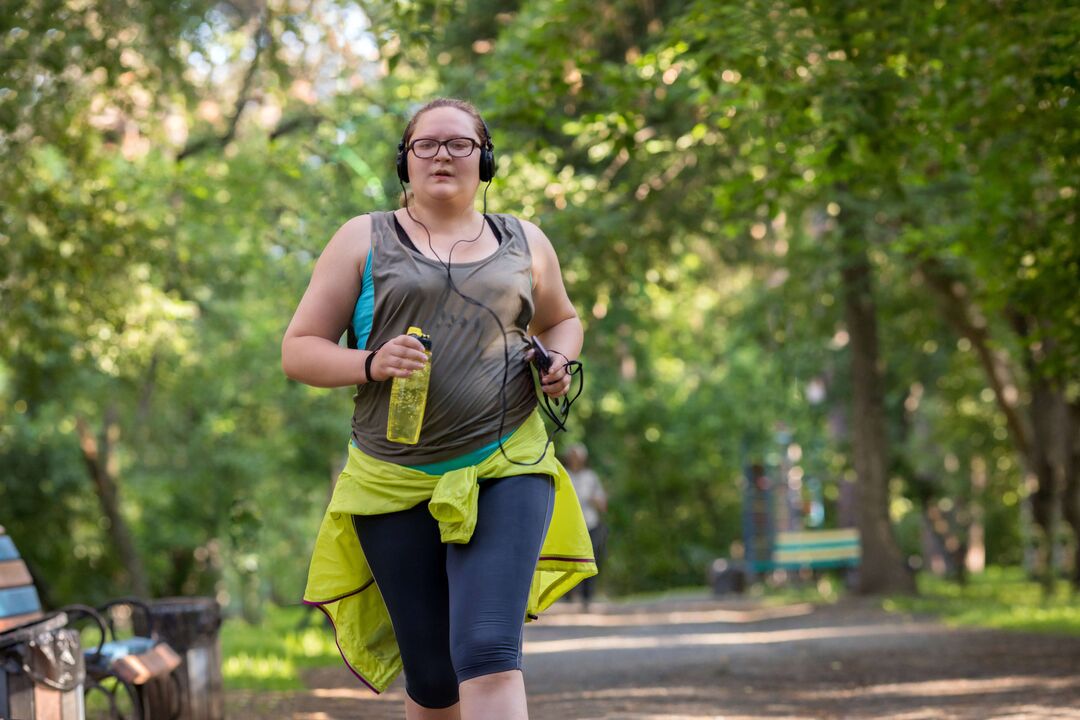 Cô gái thừa cân bắt đầu chạy bộ để giảm cân