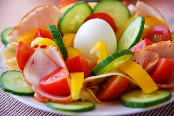 Salad rau củ trong thực đơn ăn kiêng cam trứng để giảm cân