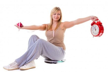 Cô gái muốn giảm cân ăn uống lành mạnh và đúng chế độ