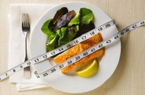 Cá với salad để giảm cân bằng chế độ ăn kiêng protein