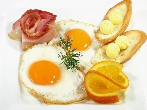 trứng rán với thịt xông khói là thực phẩm bị cấm đối với bệnh viêm dạ dày