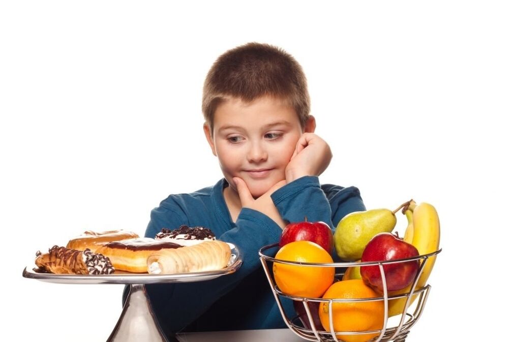 Loại bỏ thực phẩm có đường không lành mạnh khỏi chế độ ăn uống của trẻ, thay vào đó là trái cây