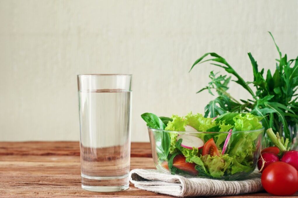 uống nước trước bữa ăn là khắc tinh của chế độ ăn kiêng lười biếng